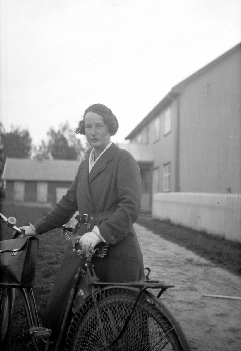 Håkon Prestkværn, Ukjent kvinne med sykkel,