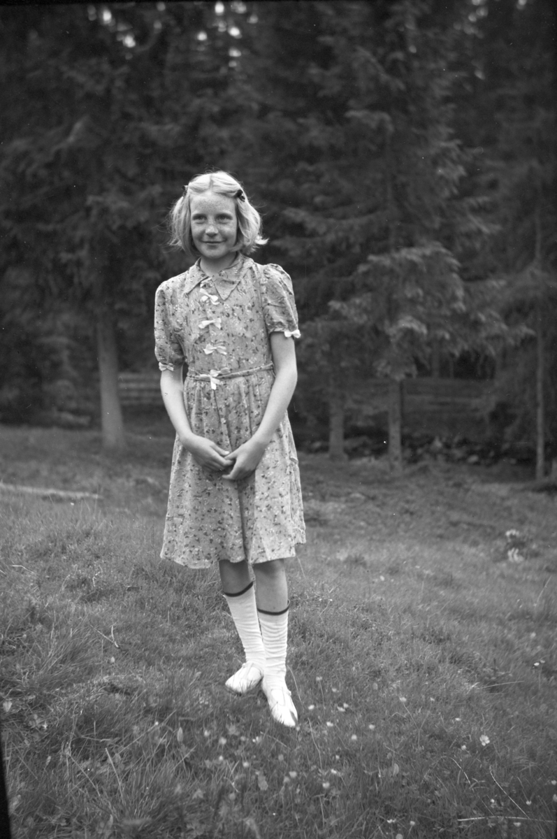 Håkon Prestkværn, Moelvjente i kjole 1947, ukjent.