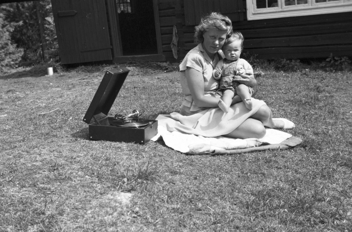 Håkon Prestkværn, Kvinne og barn, på Bråbæk "rekreasjonshjem" hytte ved Blæka seter i Ringsaker. ? Grammofon, .