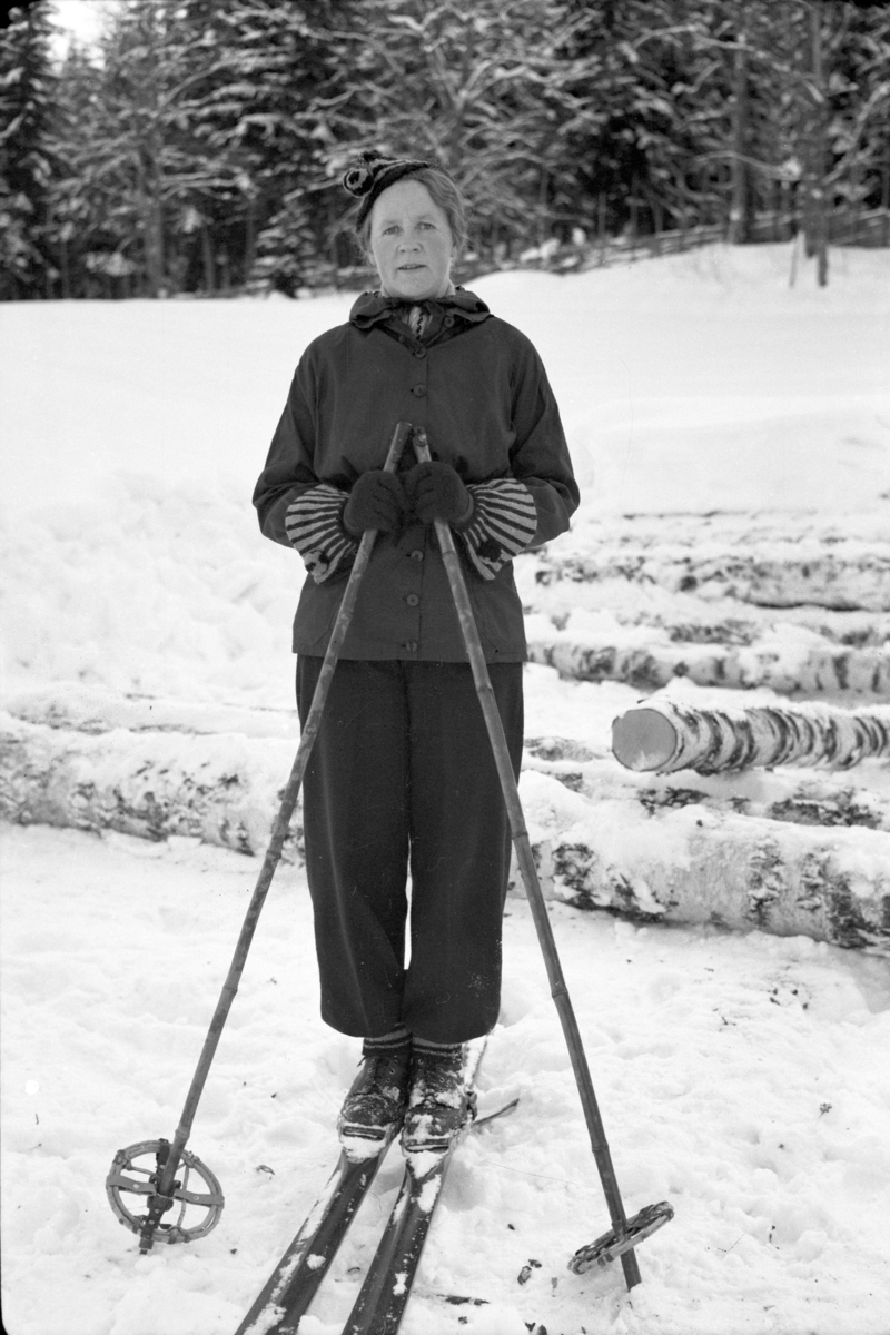 Håkon Prestkværn, Ukjent skiløper, kvinne, skiutstyr