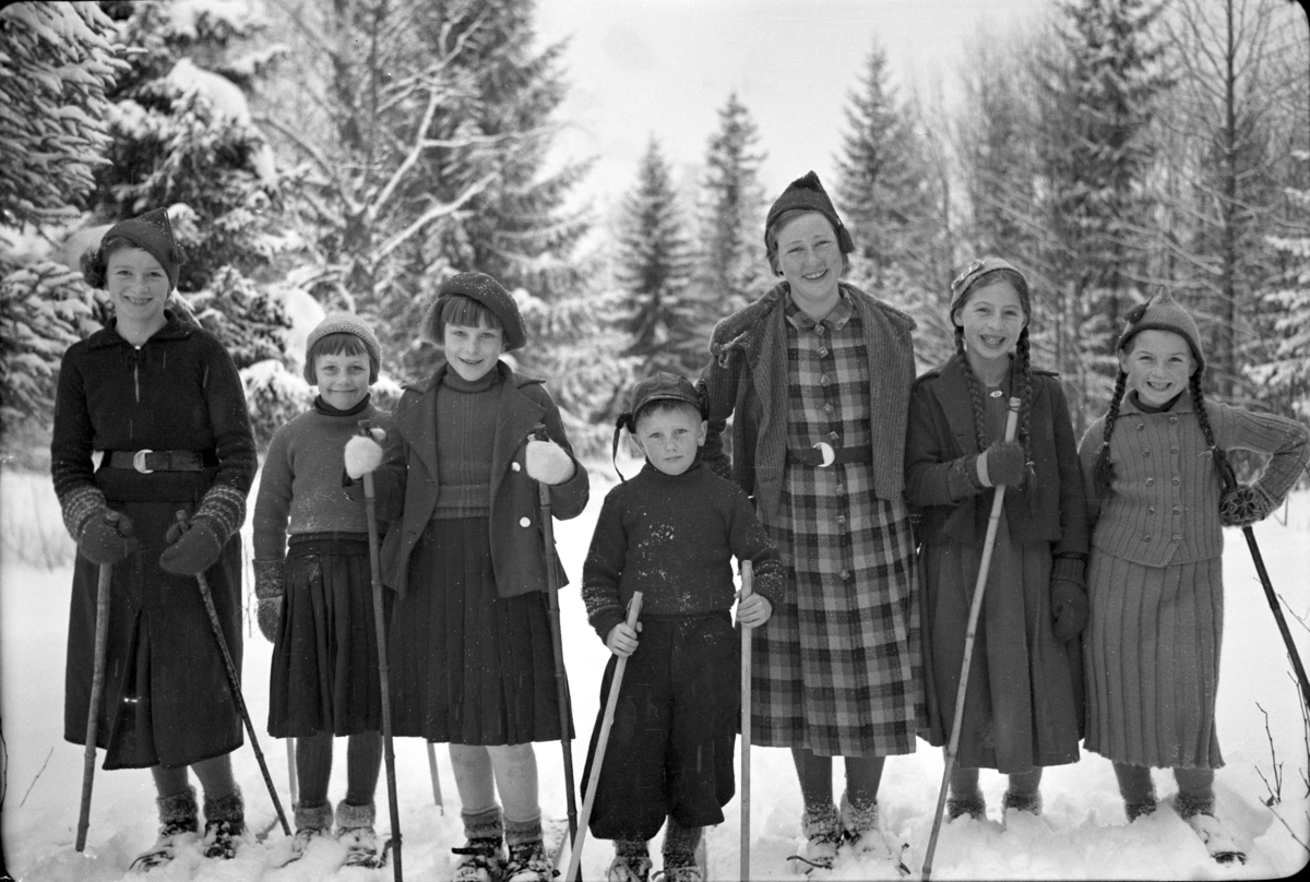 Håkon Prestkværn, Ukjente barn på ski, skiløpere, vinter. Moelvjenter på ski før krigen, Steinpinnerudroa, strikkejakker, hodeplagg, fletter med sløyfe.