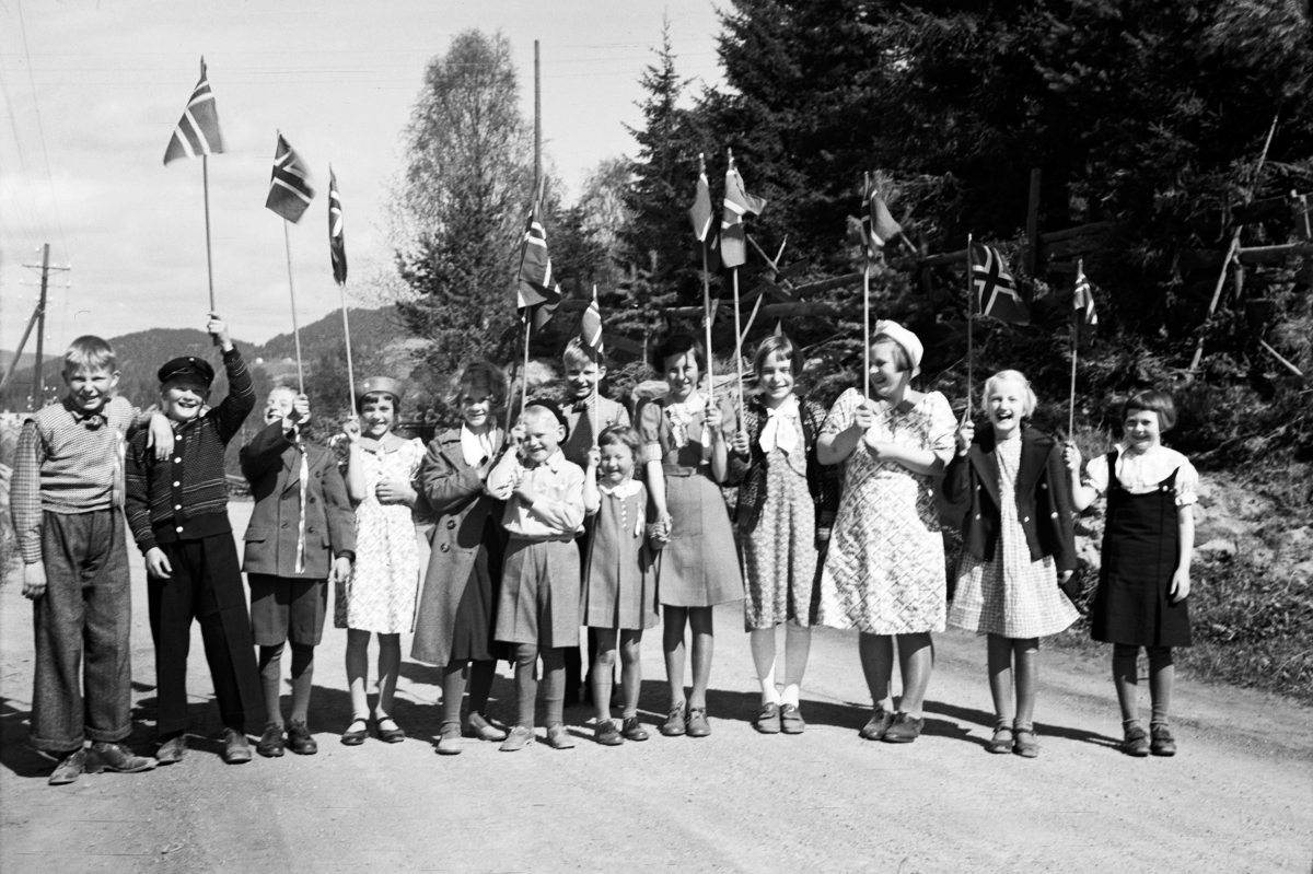 Håkon Prestkværn, 17. mai. Barn med norske flagg, ukjente, Moelv.