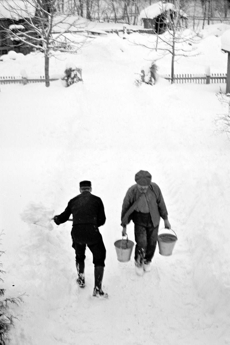 Håkon Prestkværn, Løkkekvern, "Lykkja" Ukjent mann måker snø, snømøking, Kristian Prestkværn bærer inn vann i sinkbøtter, vannbæring.