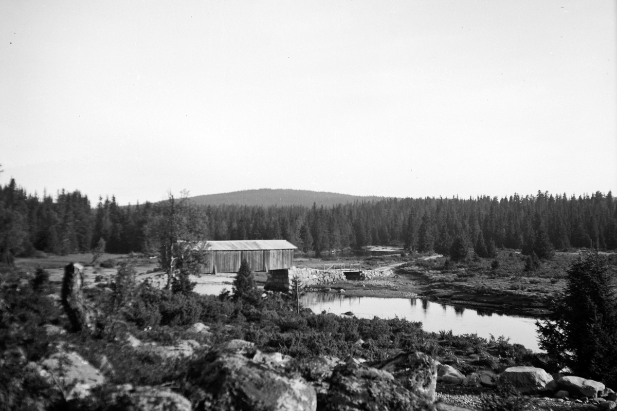 Håkon Prestkværn, Øvre Åstbru, overbygd bru over Åsta elva, ca. 1935