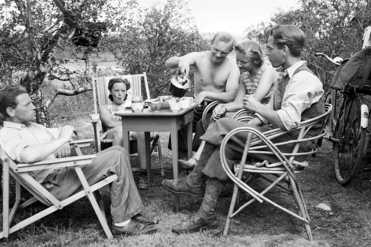 Håkon Prestkværn, Familiegruppe Prestkværn, hytte i Ringsakerfjellet, t. v. Håkon Prestkværn, de øvrige ukjente. Kaffeservering, hagemøbler.