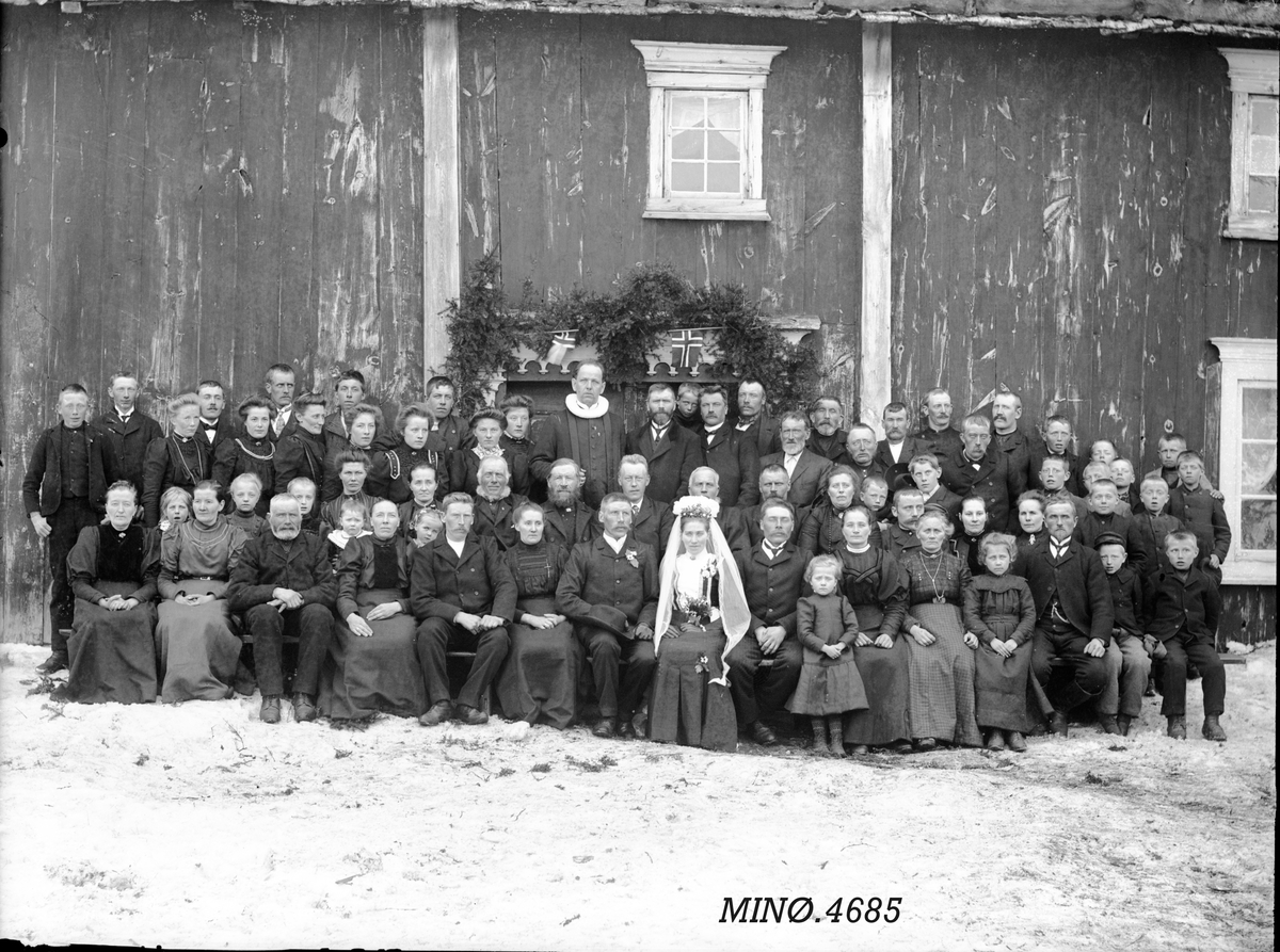 Peder J. Bredalslien, Brudepar med prest og selskap på rundt 50 personer