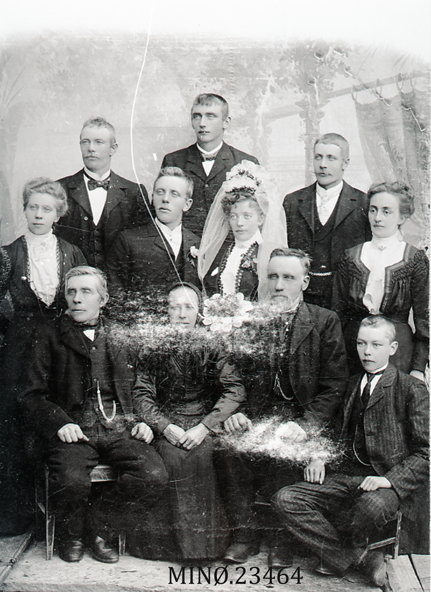 Henrik Augustinsson Stinessen, Bryllup. Nils Bakken og Oline Slettan.
