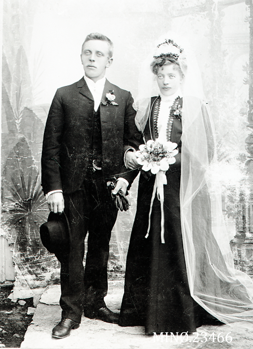 Henrik Augustinsson Stinessen, Brudebilde - Nils og Oline Bakken