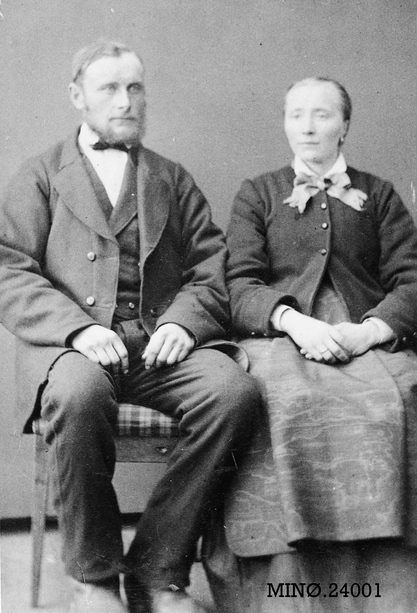 Iv. Olsen, Portrett av ektepar - Erik (f. 1856) og Ingeborg (f. 1854) Sæther
