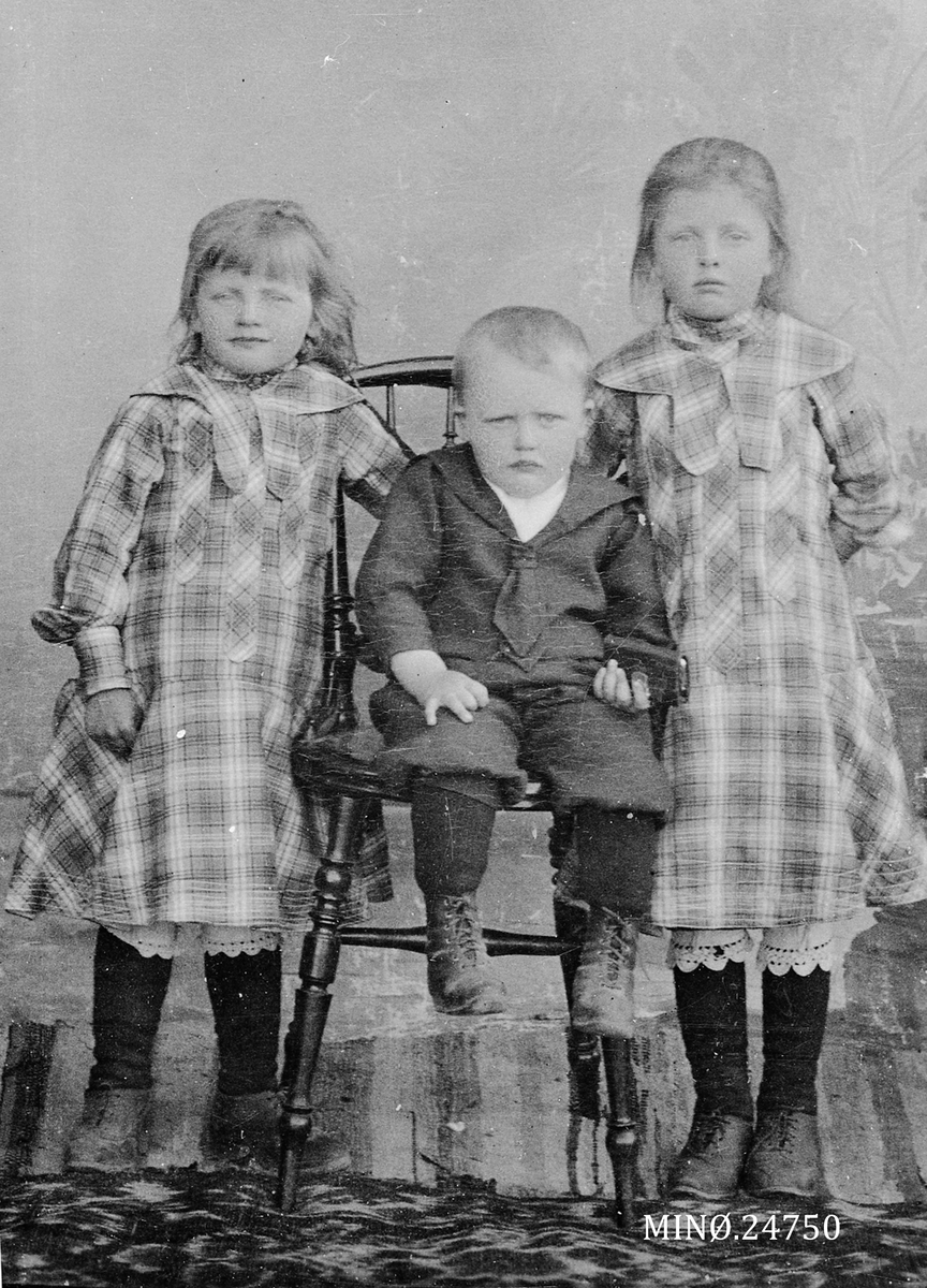 Henrik Augustinsson Stinessen, Portrett av tre små barn, Anna, Anders og Kristine Urset.