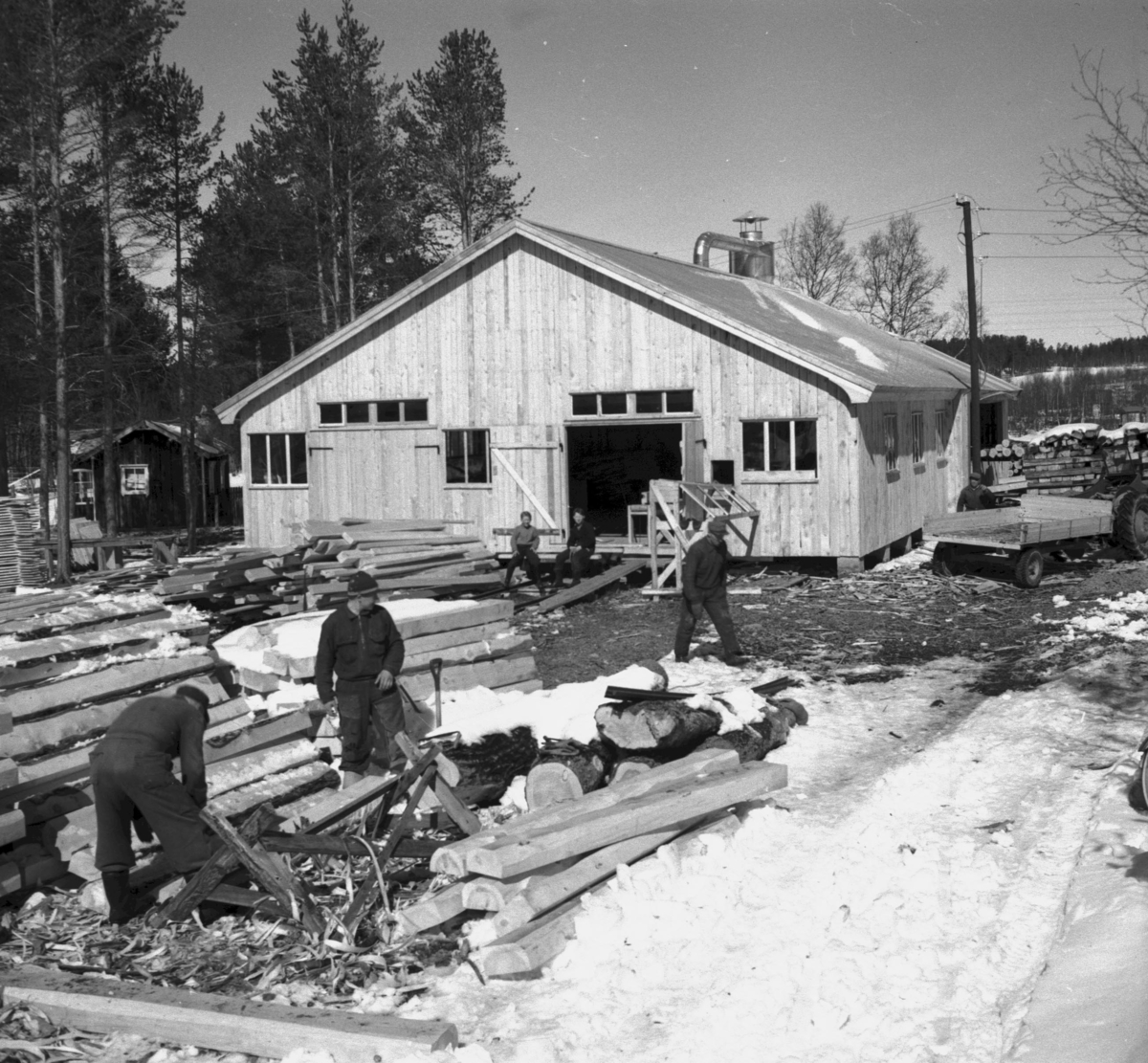 Per Magne Grue, Os, Nøra sagbruk, Menn jobber med tømmer, tilhenger