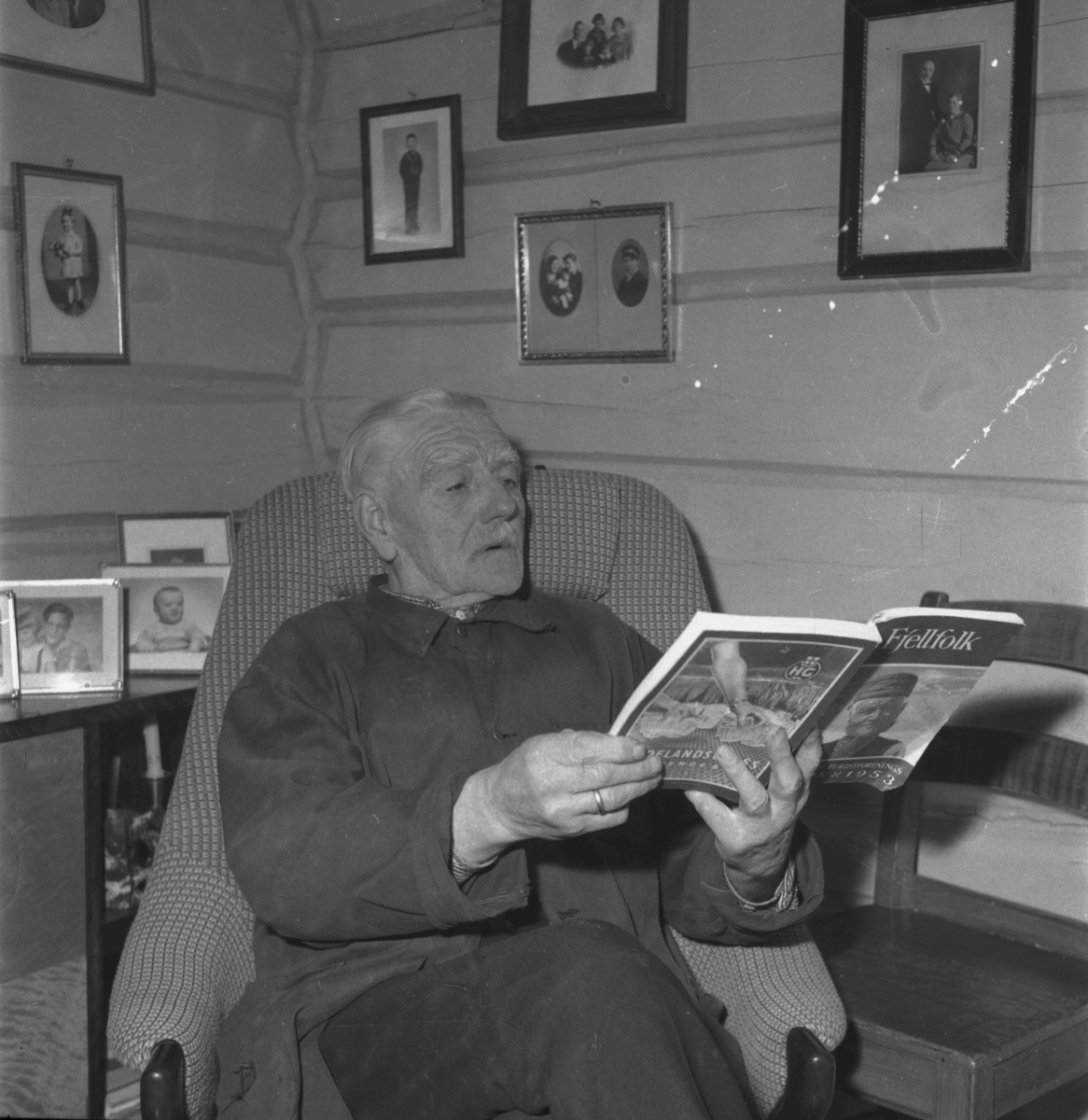 Per Magne Grue, Os, gammel mann, 100 åring, skap, flagg, bilder