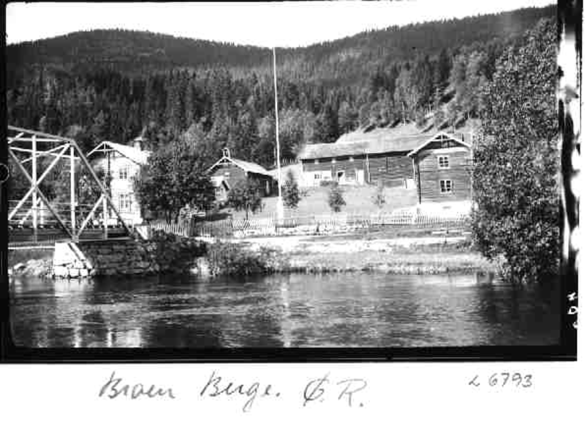 Per K. Lien, Broen Berger, Øvre Rendal, gårdstun, bru, elv