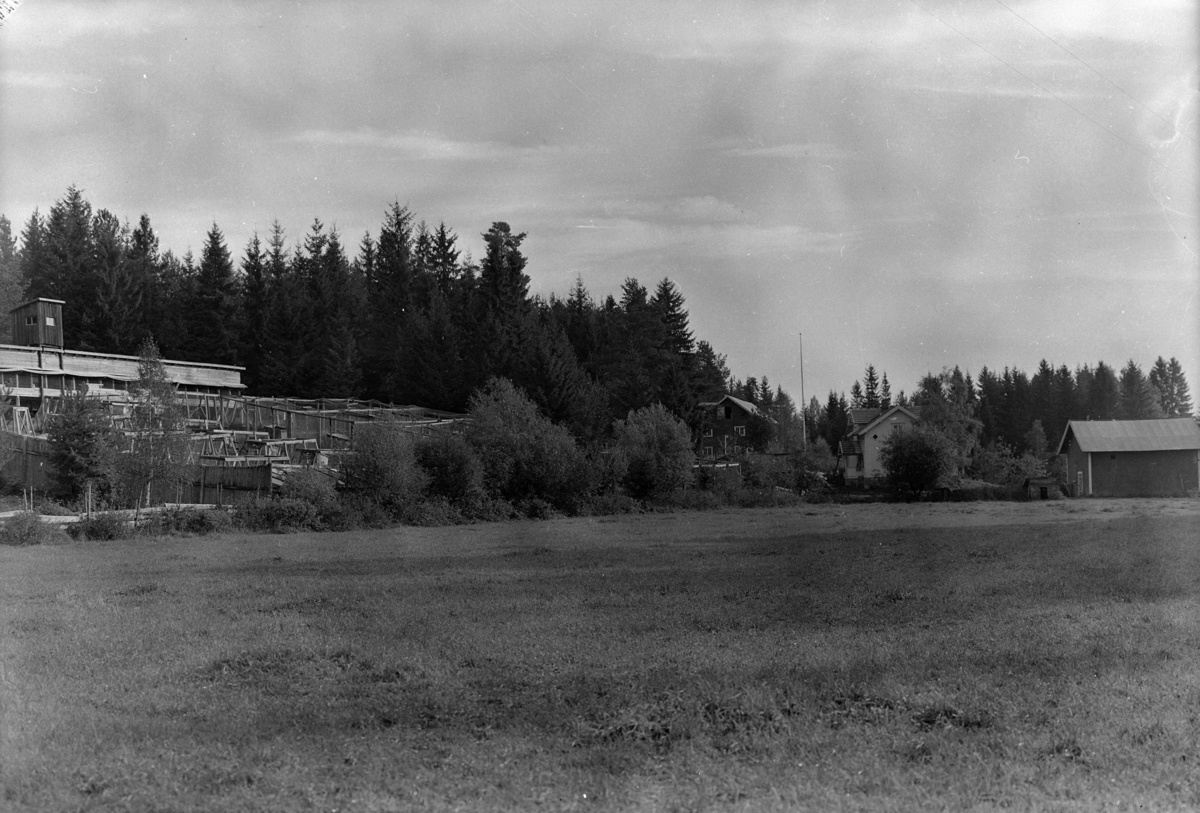 Normann Fotoatelier, Gård ved skogkant. K. Kristiansen