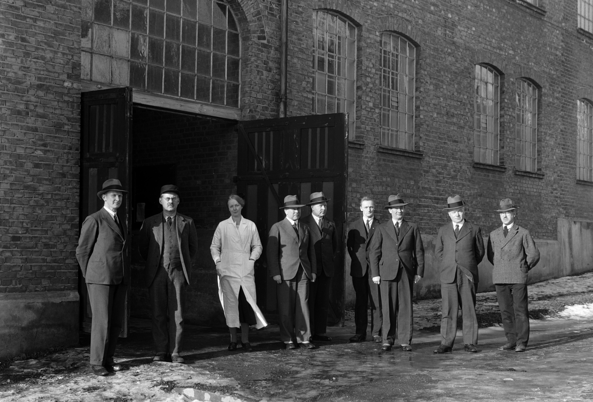 Normann Fotoatelier, Melkeforsynings gård, Vangsveien 23. Hamar. Gruppe 9stk.