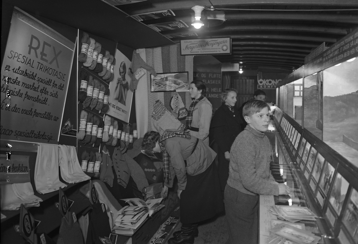 Normann Fotoatelier, Hamar stasjon. Den nasjonale kostholdsmessen. Det ble også kalt Den rullende kostholdsmesse på grunn av et 150 meter langt jernbanetog med informasjonsmateriell og eksperter som skulle påvirke folks spisevaner. Toget var på Hamar i to dager og det ble holdt foredrag, filmframvisning, utstillinger o…