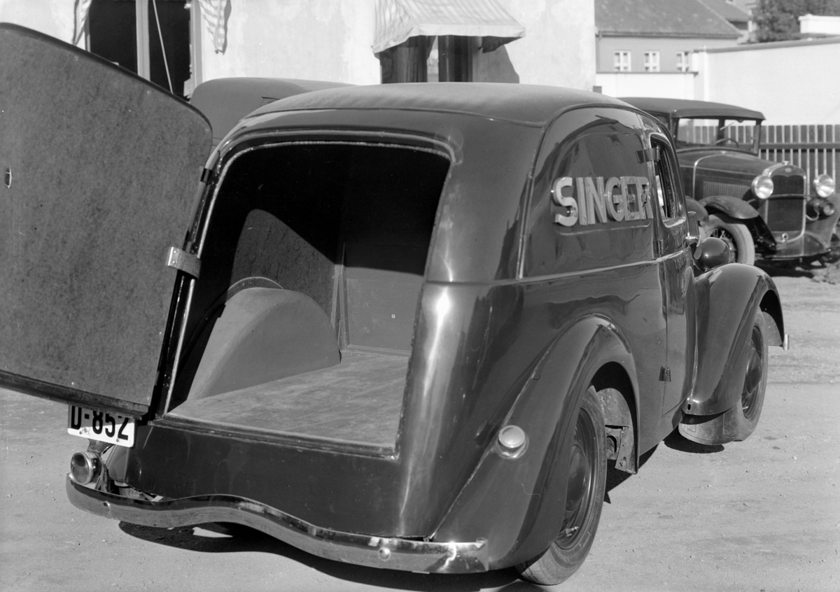 Normann Fotoatelier, Oplandske Auto. Varebil, D-852. Logo "Singer". Hamar. Tysk Ford Eifel 1937-38.