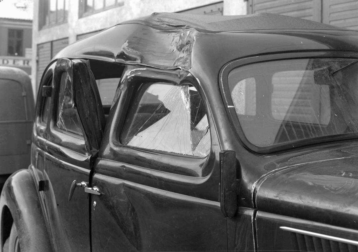 Normann Fotoatelier, Oplandske Auto. Kolisjonskadet personbil, D-6457. Hamar.