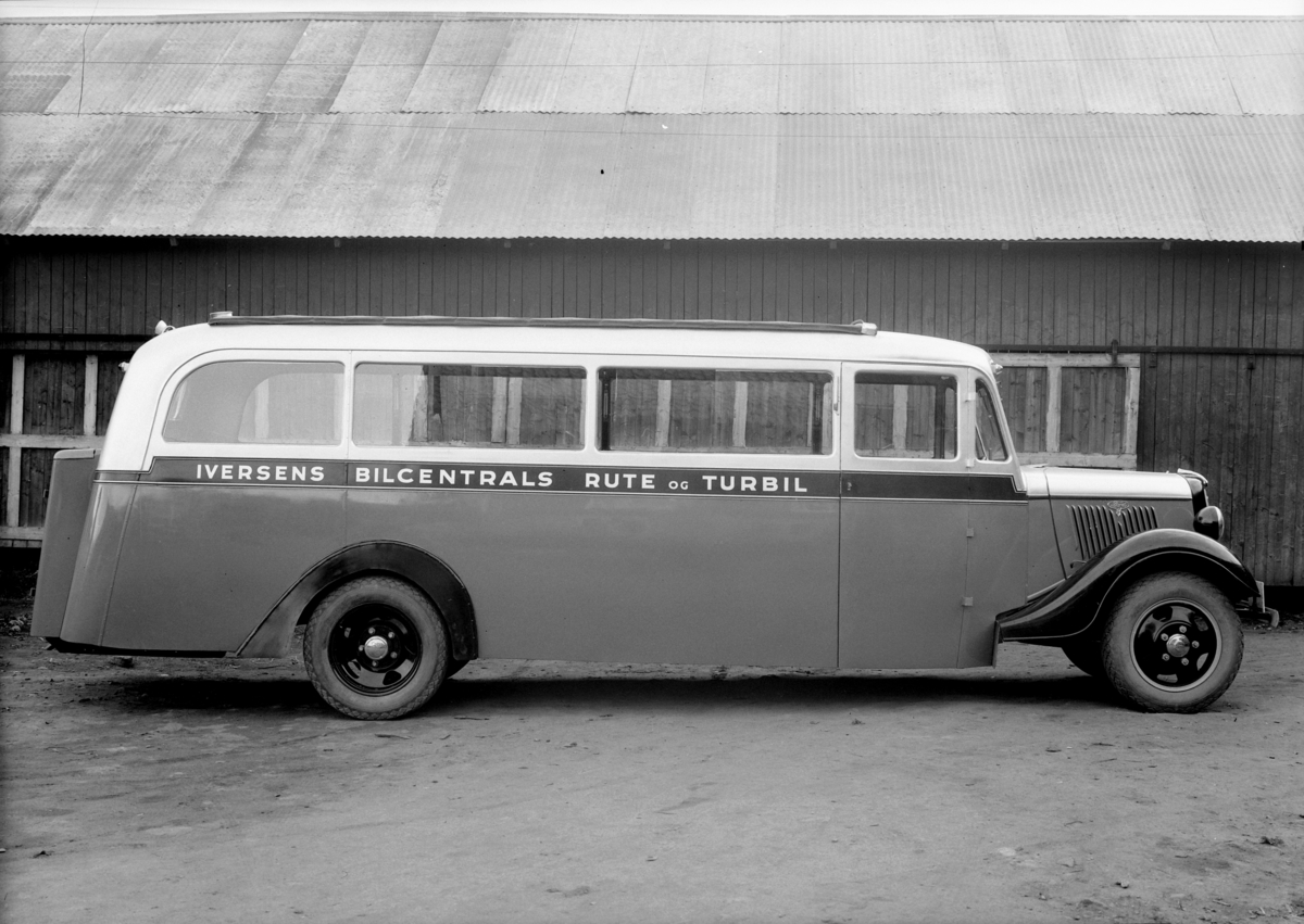 Normann Fotoatelier, Oplandske Auto. Buss. Iversens Bilcentrals rute og turbil, E-7360. Hamar. Ford V8 1935.