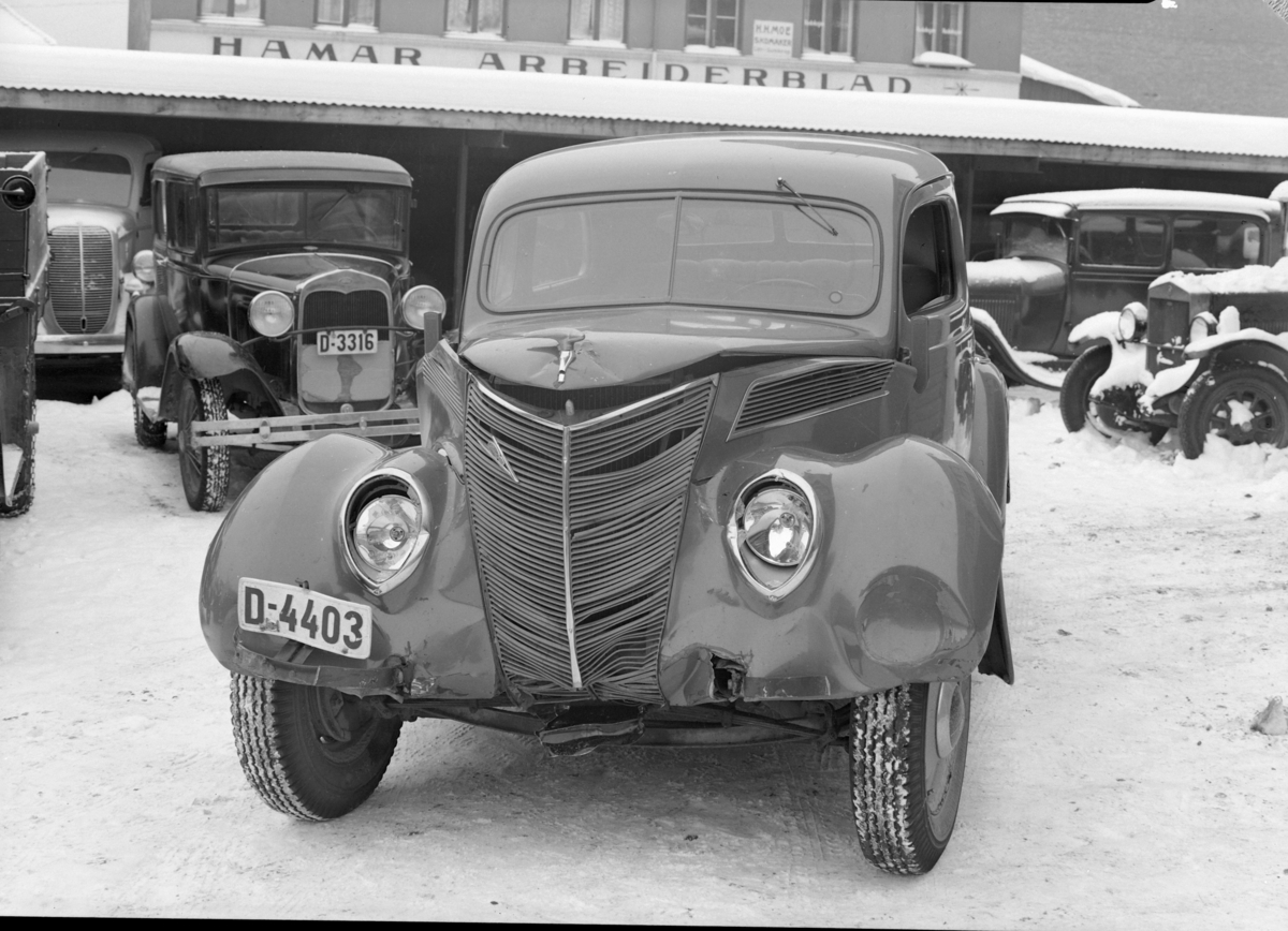 Normann Fotoatelier, Oplandske Auto. Kolisjonskadet personbil, D-4403. Hamar. Ford V8 1937. D-3316 bak til venstre er en Ford modell A 1930 som i Bilboken for Norge som det, med eier kirkesanger D. M. Ottesen, Furnes.