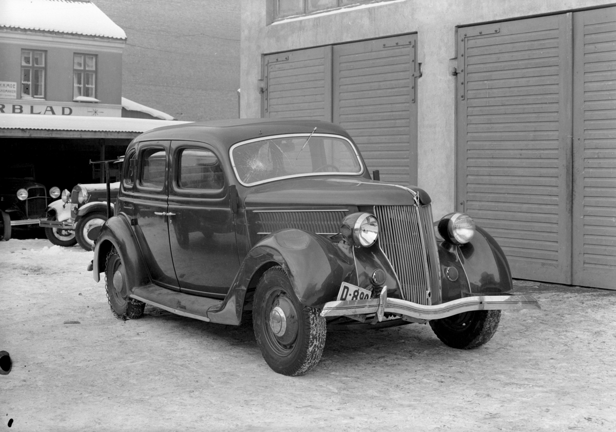 Normann Fotoatelier, Oplandske Auto, Hamar. Kolisjonskadet personbil. Ford V8 1936.