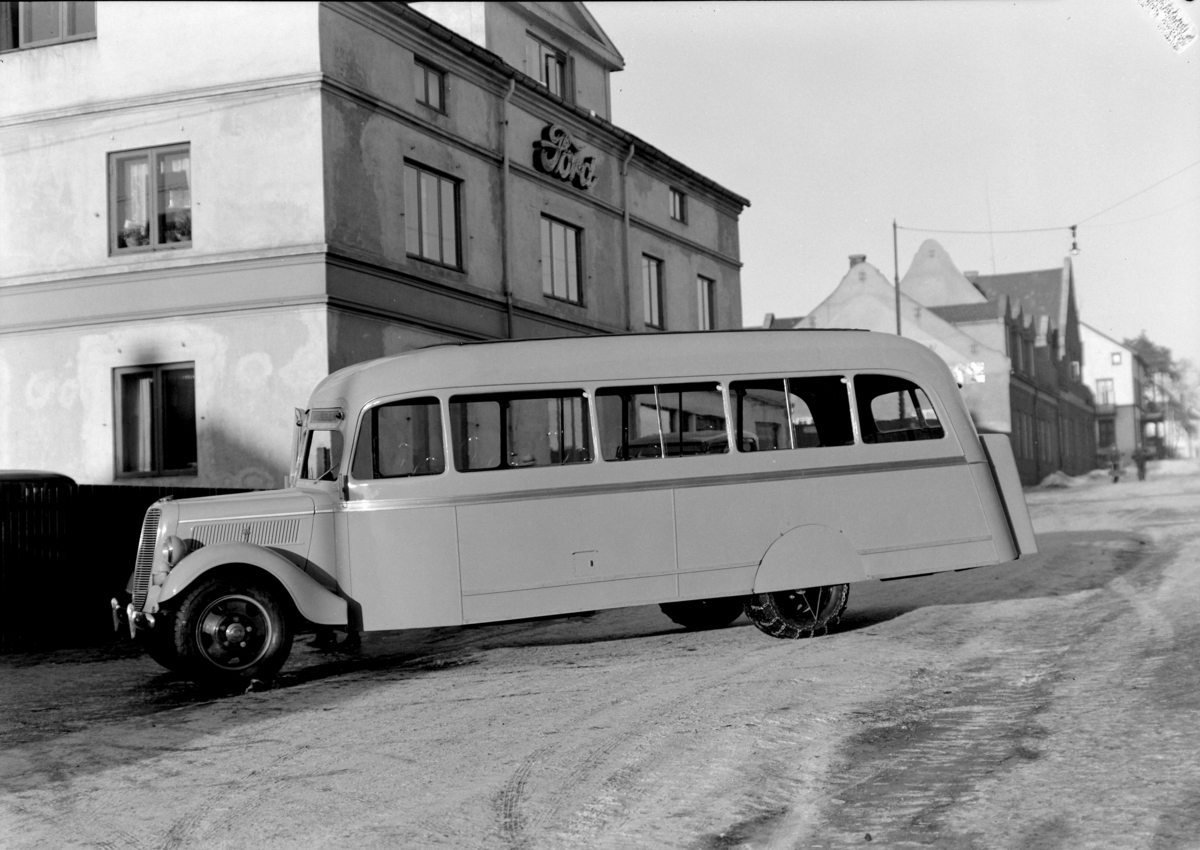 Normann Fotoatelier, Oplandske Auto, Hamar. Buss. Rutebil. Ford V8 1937.