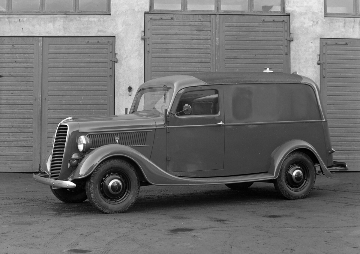 Normann Fotoatelier, Oplandske Auto, Hamar. Varebil. Ford V8 1937 varebil, norskbygd karosseri på lett lastebilchassis.