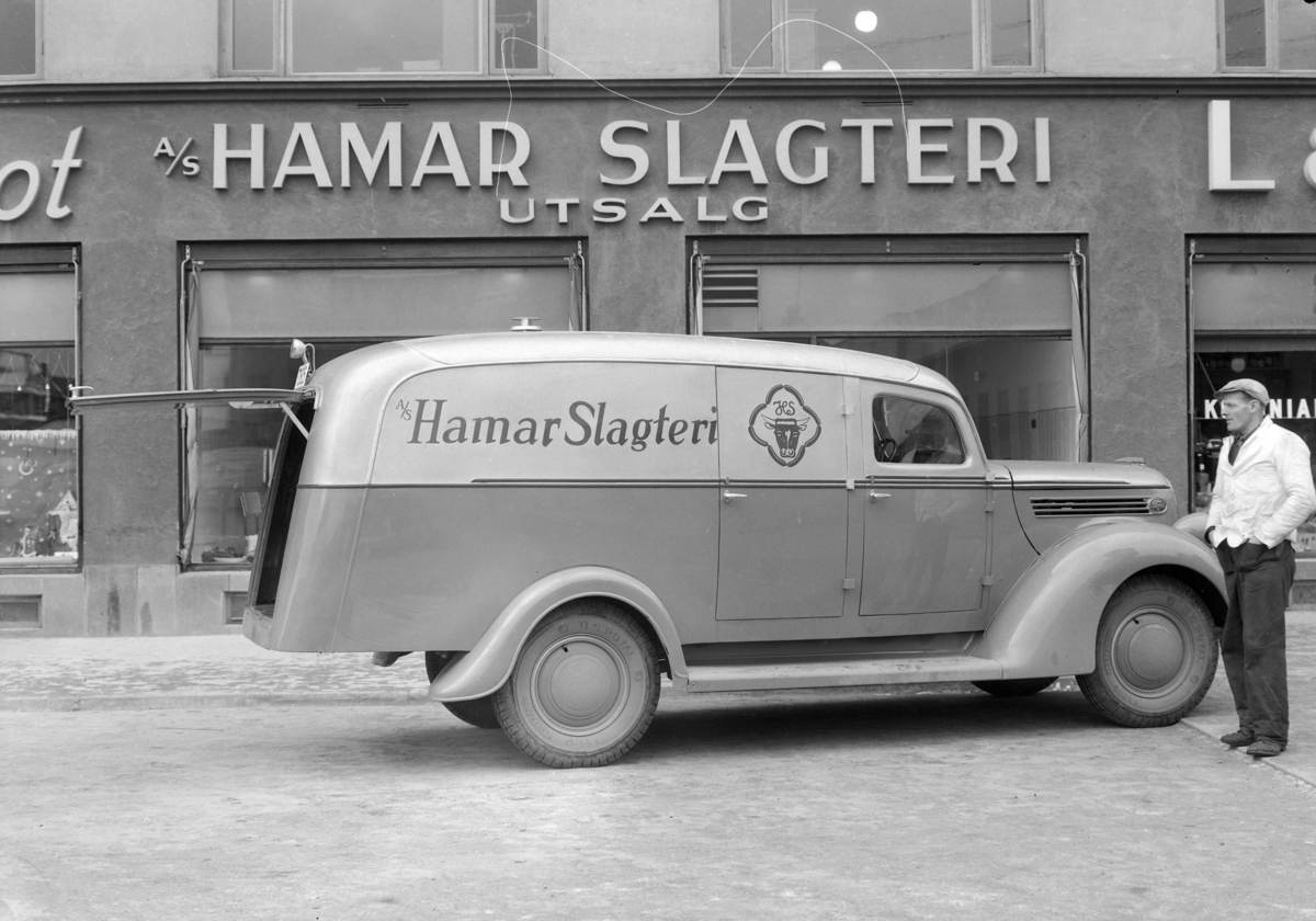 Normann Fotoatelier, Oplandske Auto, Hamar. Varebil. Hamar Slagteri. Ford V8 1938 (evt. -39) med norskbygd karosseri, på "commercial" chassis, med forskjermer og frontparti lik lastebil.