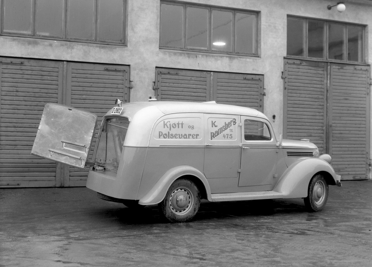 Normann Fotoatelier, Oplandske Auto, Hamar. Varebil. K. Ramsberg. D-2802. Ford V8 1938 (evt. -39) med norskbygd karosseri, på "commercial" chassis, med forskjermer og frontparti lik lastebil.