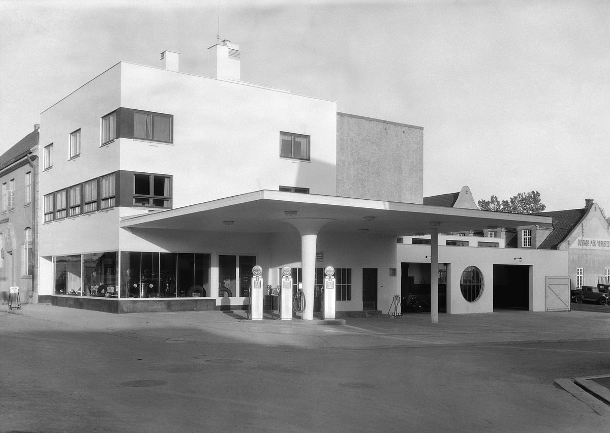 Normann Fotoatelier, Oustad Mek. Verksted A/S. Hamar. Eksteriør bensinstasjon. "Nor".