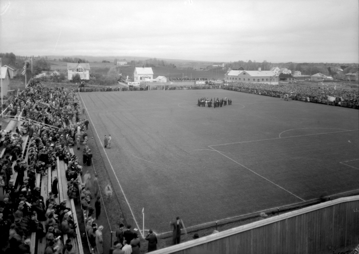 Normann Fotoatelier, Briskeby stadion, Hamar. NM- Finale 1938. Fredrikstad - Mjøndalen 3-2.