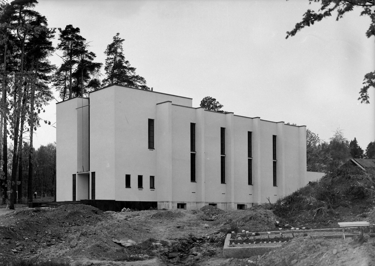 Normann Fotoatelier, Hamar krematorium. Hamar. Arkitekt Prag. Eksteriør før replanting og plen. Arkitekt Rolf Prag født på Hamar 1899, studerte ved høgskolen i Trondheim, var 5 år i Amerika, arbeidet hos Ole Øvergaard i Oslo til 1934 og flyttet deretter hjem til Hamar. Prag har bla. tegnet krematoriet fra 1937 og av st…