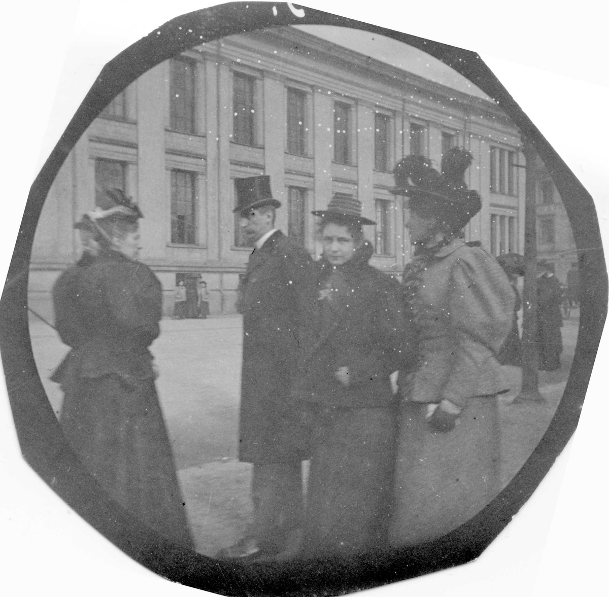 Fredrik Carl Mülertz Størmer, En mann og tre kvinner ved Universitetet, Karl Johans gate, Oslo.