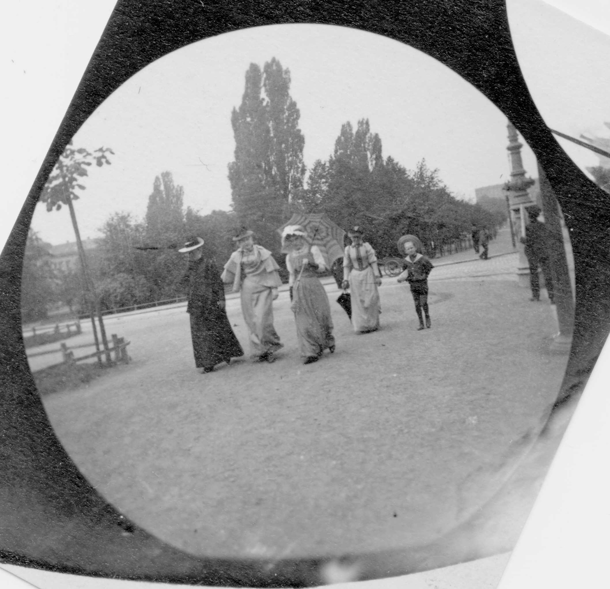 Fredrik Carl Mülertz Størmer, Fire kvinner og et barn på Karl Johans gate, Oslo, mot Slottsparken. Fra venstre: fru Faye Hansen, frk. Salicath, frk Faye Hansen senior.