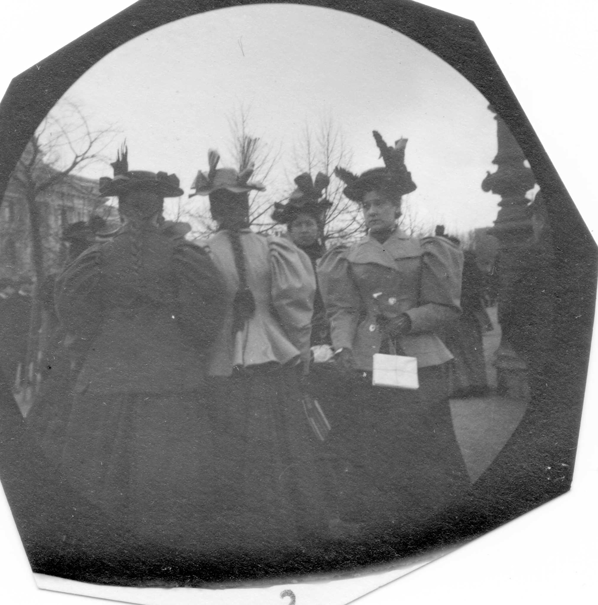 Fredrik Carl Mülertz Størmer, Kvinner med hatter i bygate, Oslo, frk. Nandrup med med pakke.