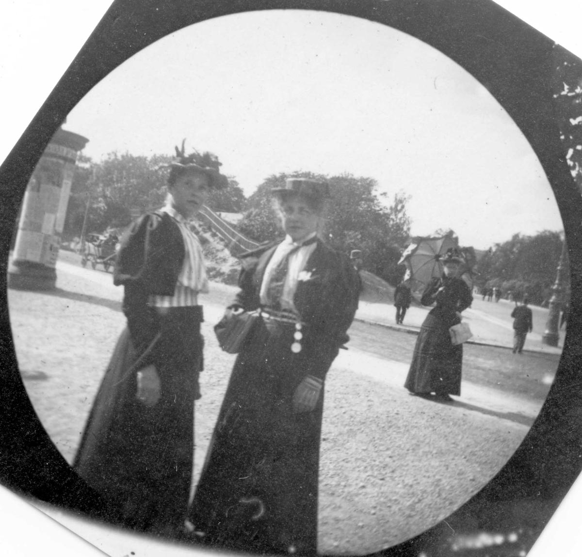 Fredrik Carl Mülertz Størmer, Sett fra venstre: Fru Bjelke og fru Blom Andersen står ved Karl Johans gate, Oslo, foran Slottsparken.