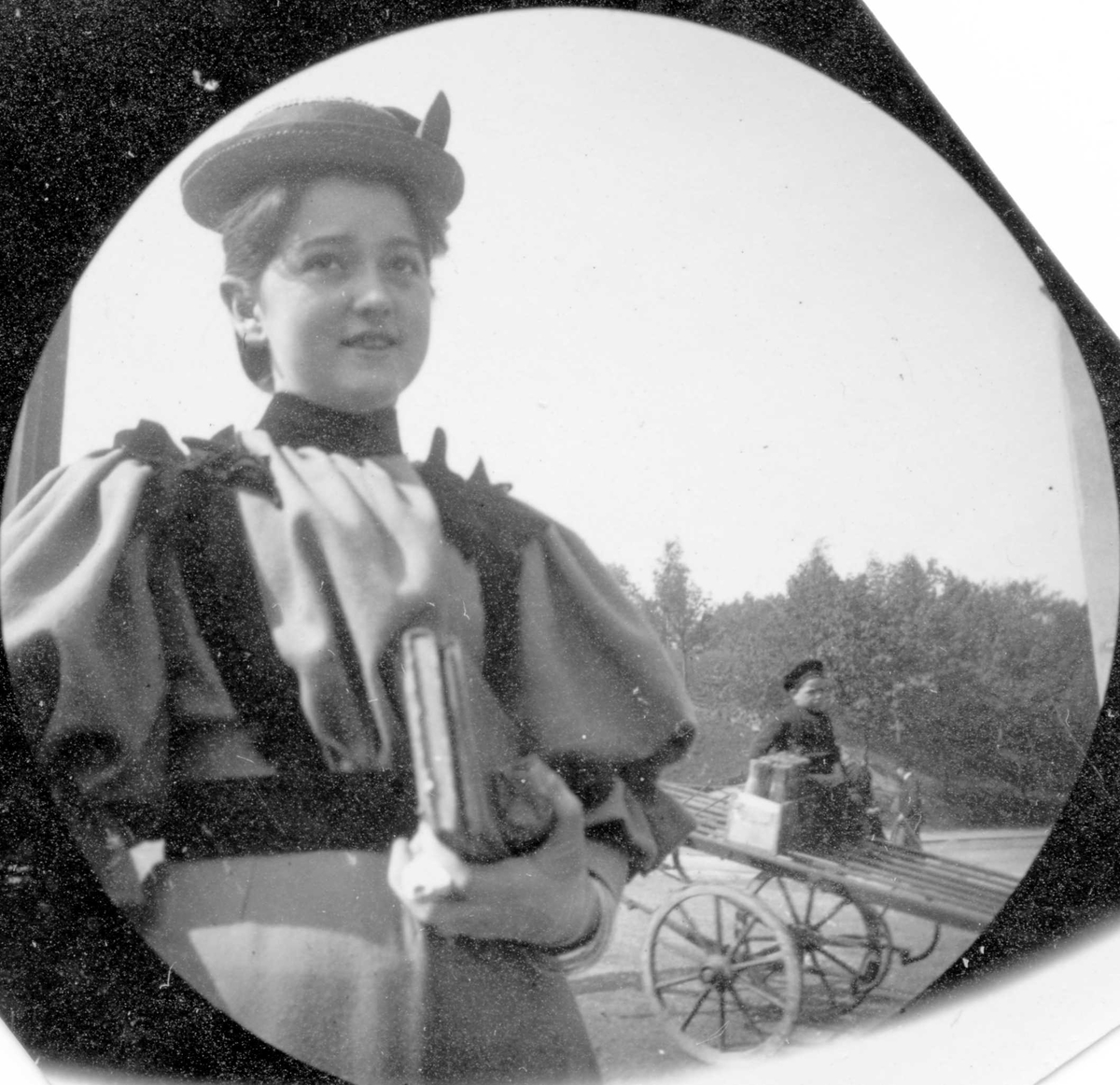 Fredrik Carl Mülertz Størmer, Kunstner Signe Hvistendahl med bok under armen. Kjerre med gutt i bakgrunnen.