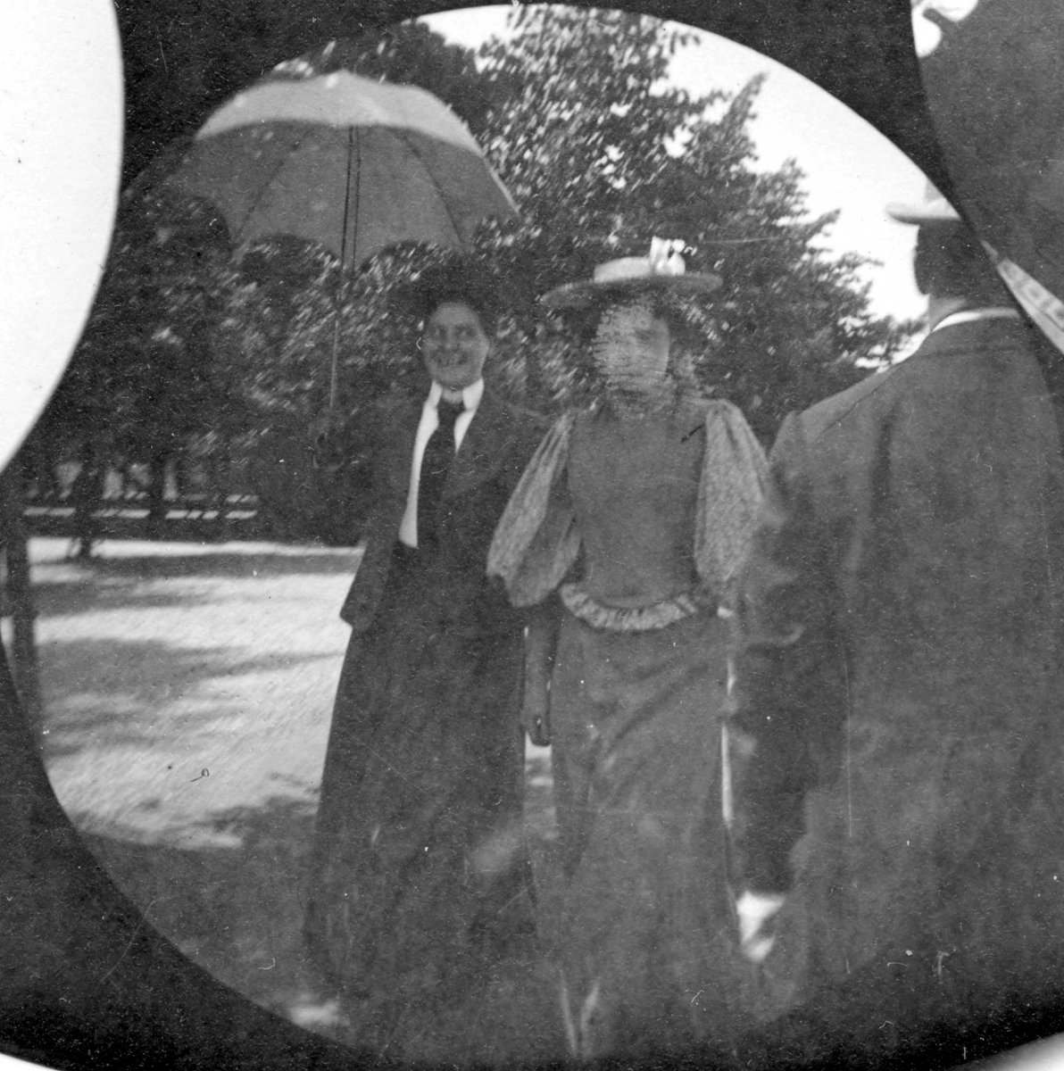 Fredrik Carl Mülertz Størmer, To damer spaserer i Studenterlunden, Karl Johans gate, Oslo.