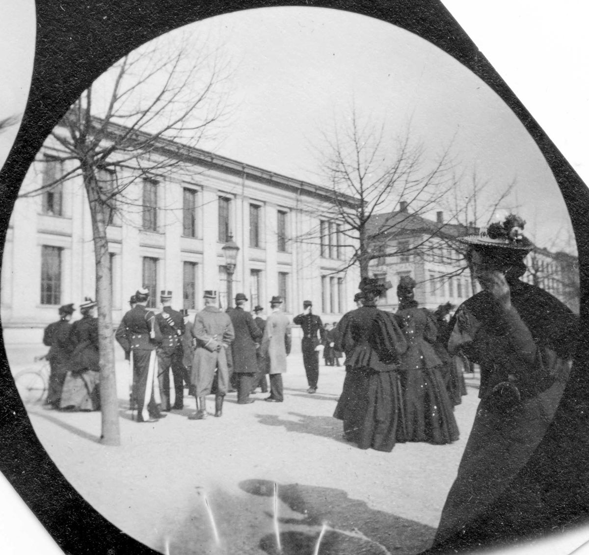Fredrik Carl Mülertz Størmer, Mennesker i Studenterlunden, Karl Johans gate, Oslo. Universitetet i bakgrunnen. Menn.i uniformer.
