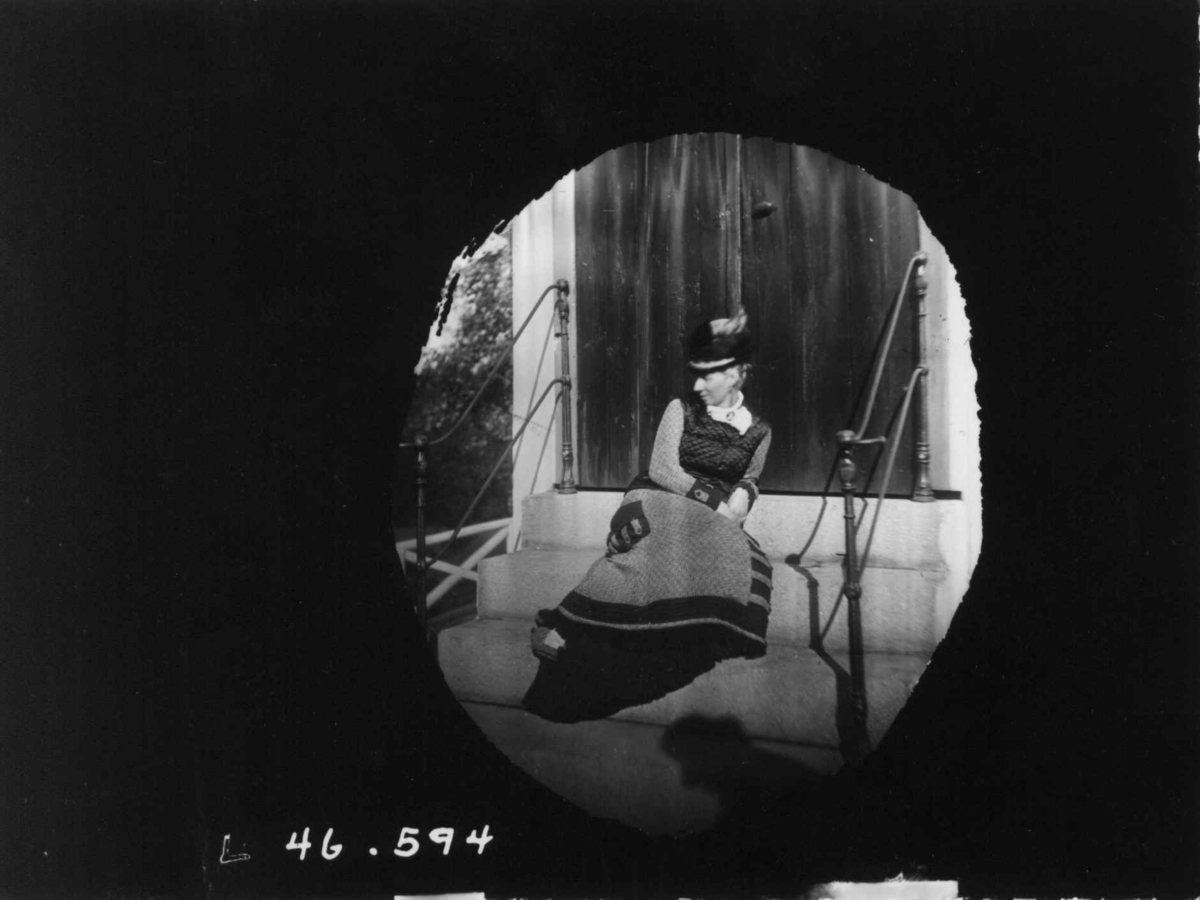 Fredrik Emil Faye, Portrett, fru Sigrid Faye sittende på trapp, ca.1882. Fra portrettserie av personer som bodde på eller besøkte Dal gård, Ullensaker, fotografert av gårdens eier, kammerherre Fredrik Emil Faye (1844-1903) i årene 1875-1900.