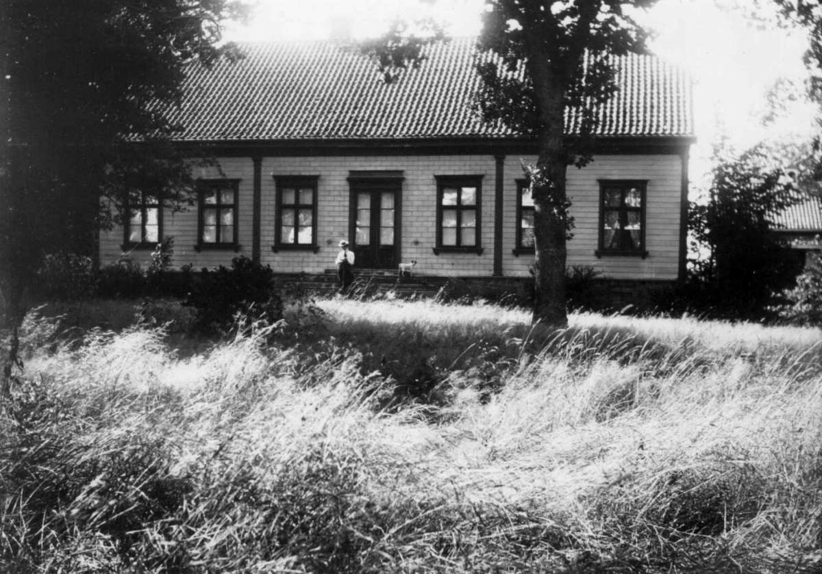 Fredrik Emil Faye, Hovedhuset på Balke gård i Rygge i Østfold. Antakelig bygget i 1835. Fra serie fotografert av kammerherre Fredrik Emil Faye (1844-1903),