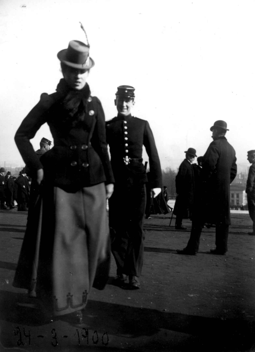 Fredrik Emil Faye, Gruppeportrett, kadett Carl Rustad med kvinne på Slottsplassen, Oslo 24.03.1900. Fra serie fotografert av kammerherre Fredrik Emil Faye (1844-1903), Dal gård, Ullensaker 1875-1900.
