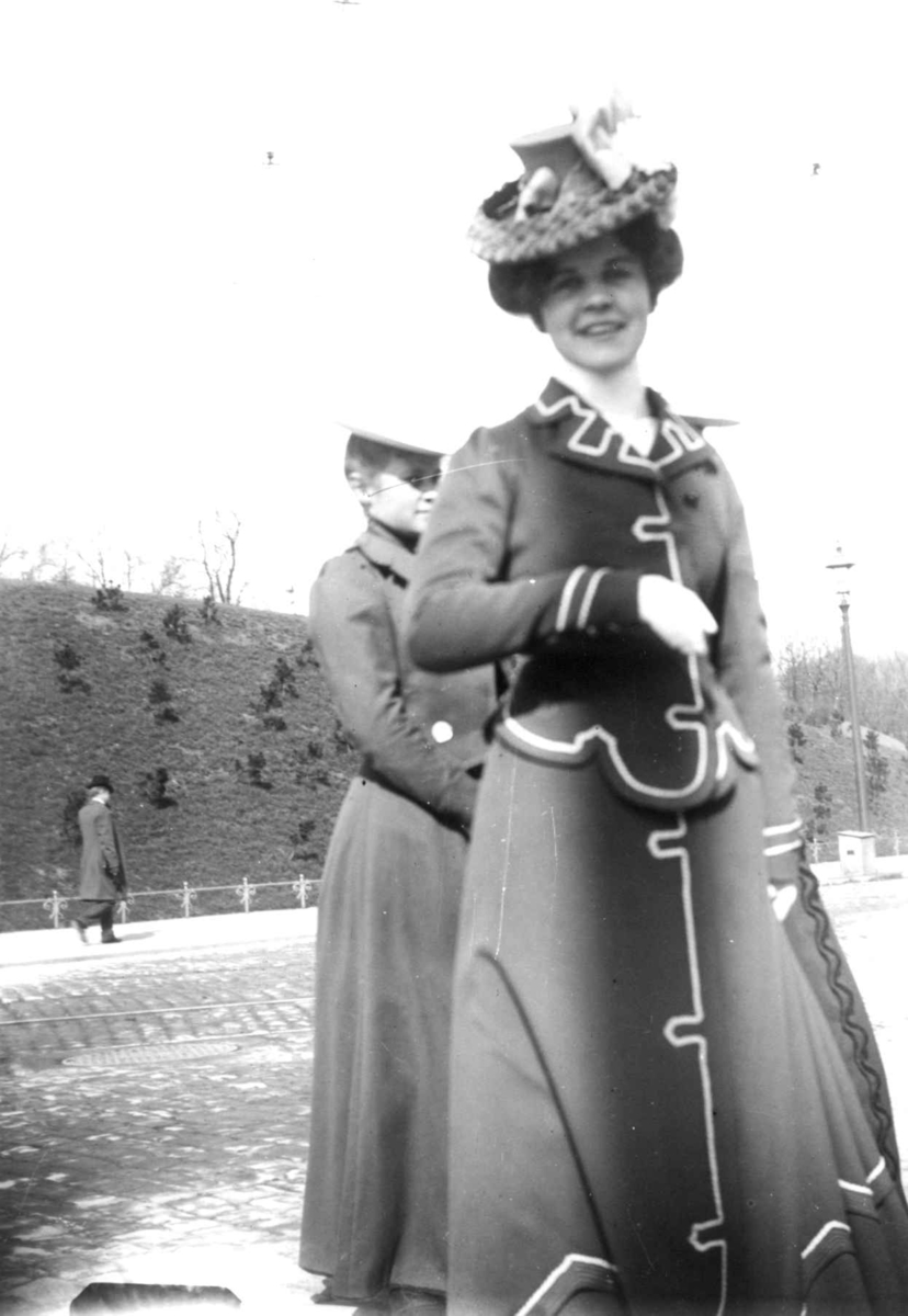 Fredrik Emil Faye, Dobbeltportrett, to kvinner, Oslo, ant. 1900. Foran frk. Bibbi Næss, gift med advokat Reimers i kjole med hatt. Fra serie fotografert av kammerherre Fredrik Emil Faye (1844-1903), Dal gård, Ullensaker 1875-1900.
