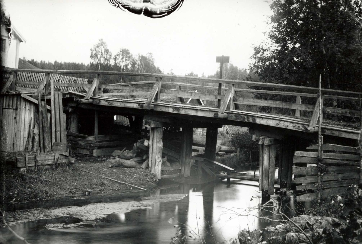 Fredrik Emil Faye, Dal gård, Ullensaker, ant. Bro. Fra serie fotografert av kammerherre Fredrik Emil Faye (1844-1903), gårdens eier.