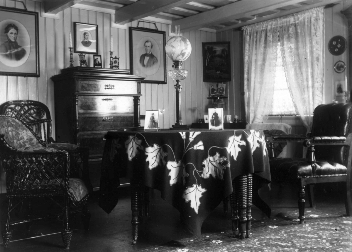 Hermann Christian Neupert, Dæli, Bærum. 1908-10. Interiør. Stue. Familieportretter.