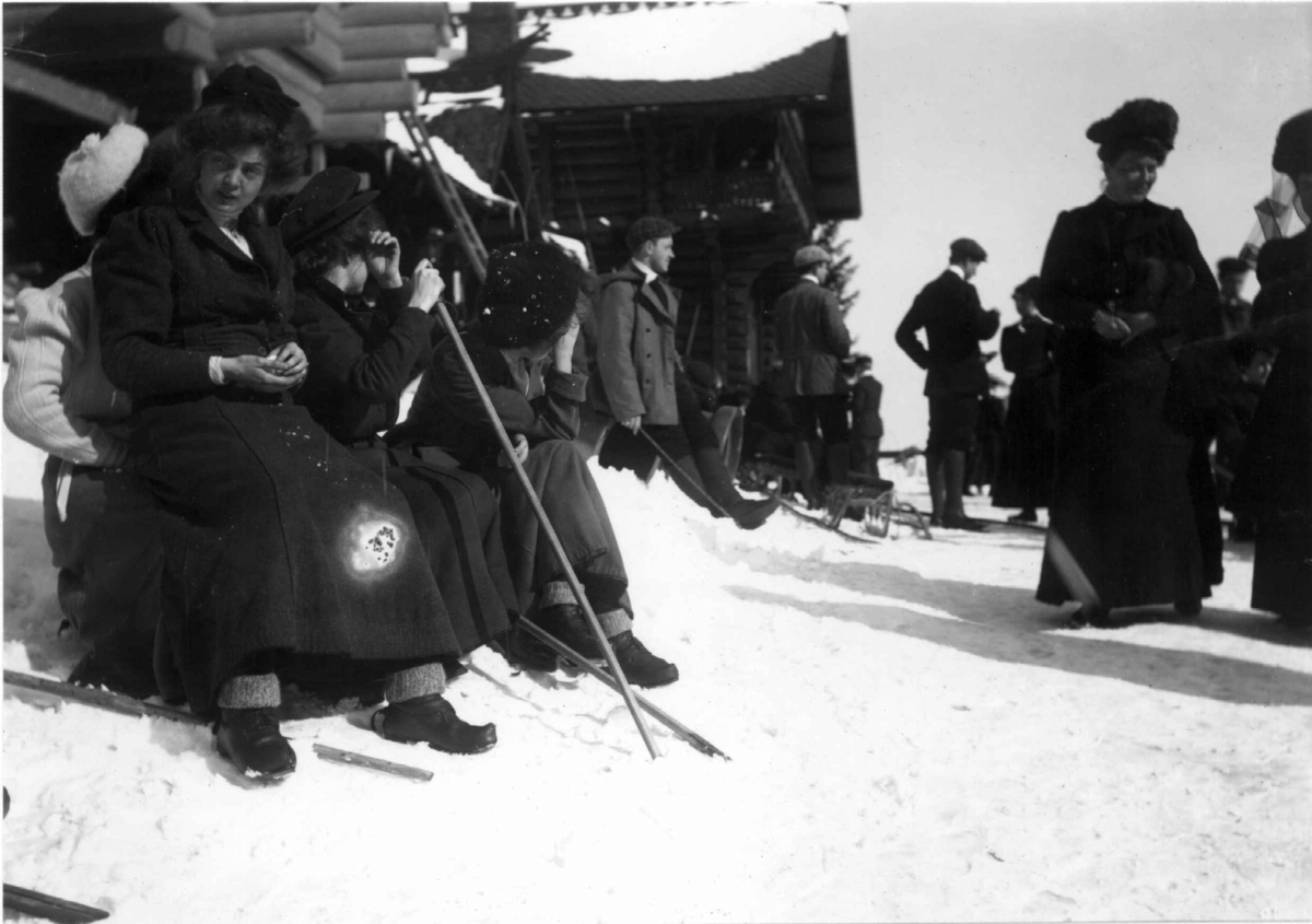 Hermann Christian Neupert, Frognerseteren, Oslo. 1908-1910. Vintermotiv. En sportssøndag. Skiløpere og akende.