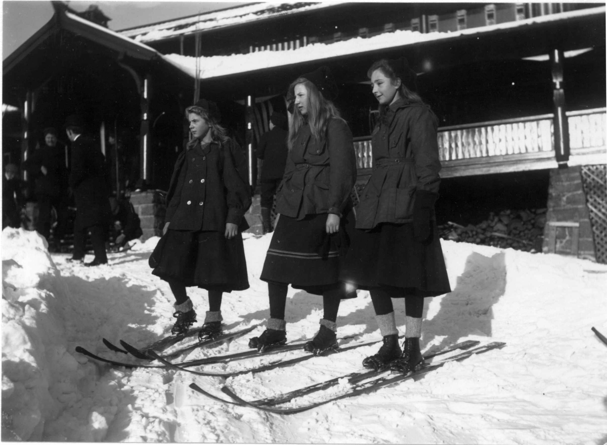 Hermann Christian Neupert, Frognerseteren, Oslo. 1908-1910. Vintermotiv. Kvinnelige skiløpere, frøknene Gude.