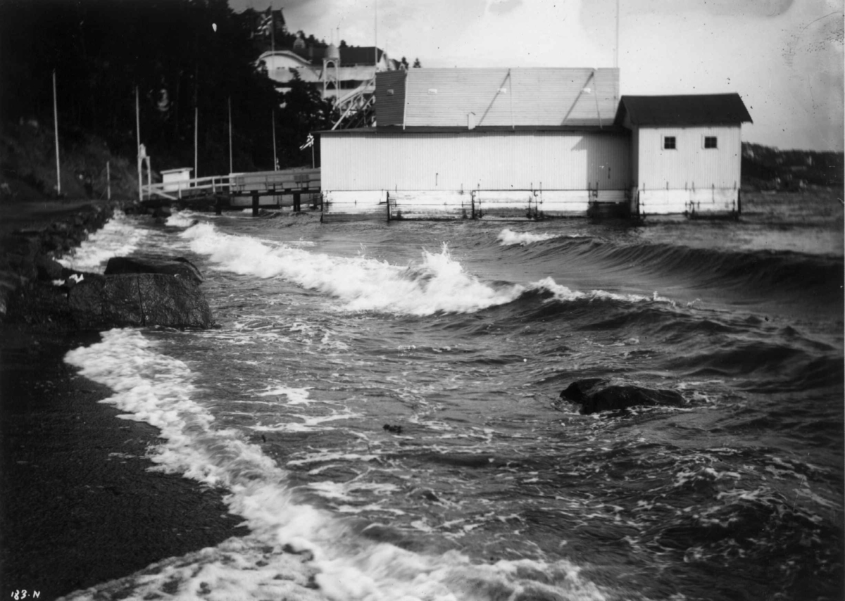 Hermann Christian Neupert, Nordstrand bad, Oslo 1908. Badehus og brygge. Bølger.