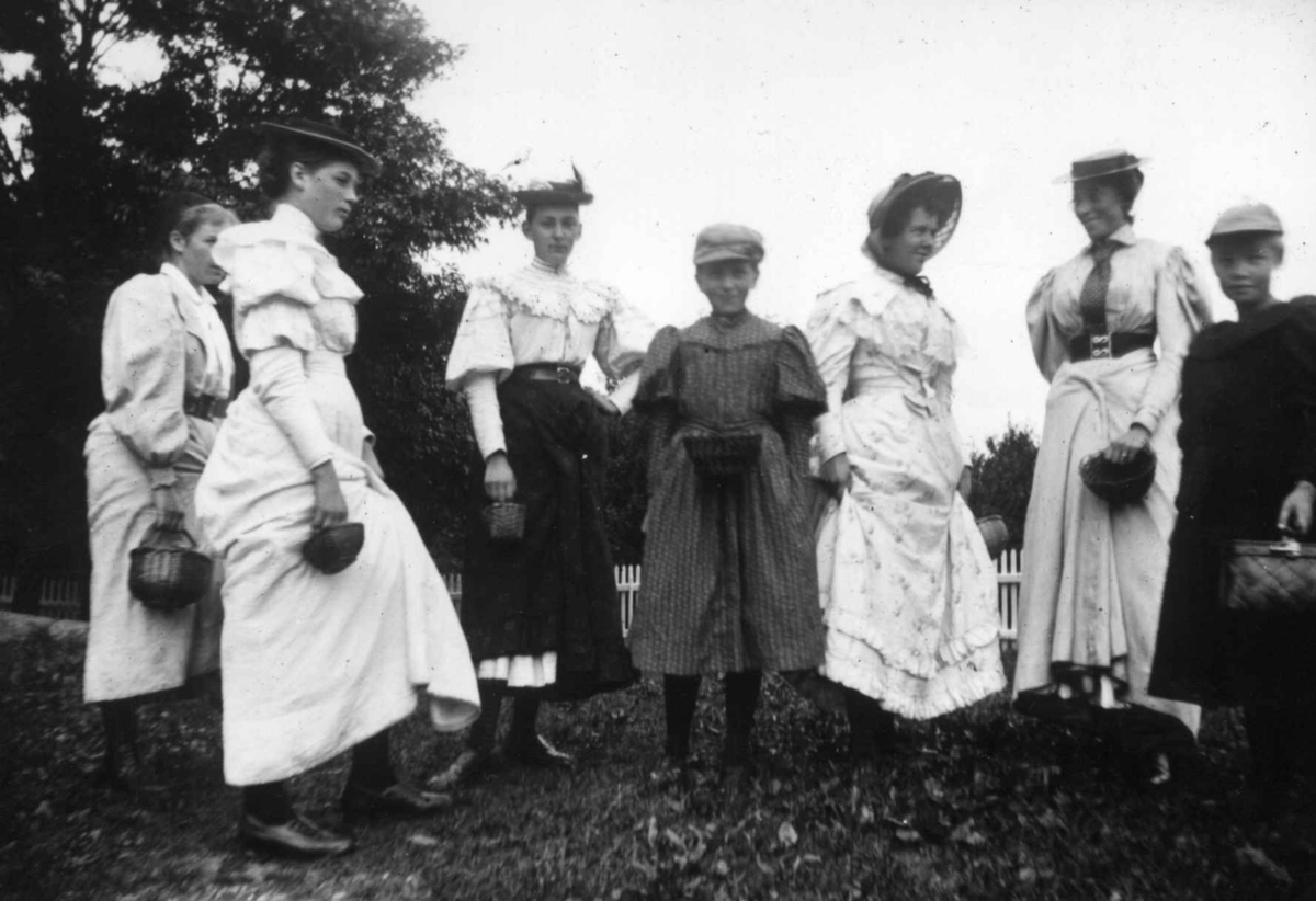 Hermann Christian Neupert, Div. drakt, Norge 1908-10. Kvinner og unge piker. Noen i kjoler. Noen i skjørt og bluse. Bærer hatt og luer.