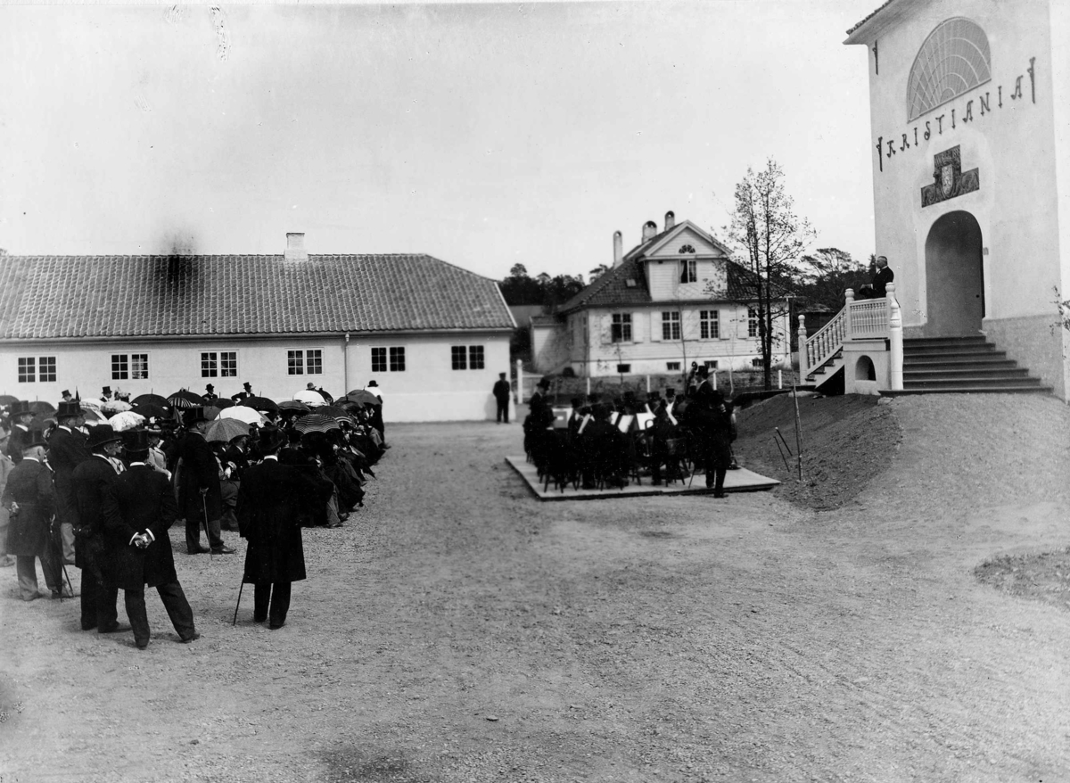 Narve Skarpmoen, Den kulturhistoriske utstilling åpnes på Norsk Folkemuseum i Oslo 1901. Stang på talerstolen, mange tilskuere.